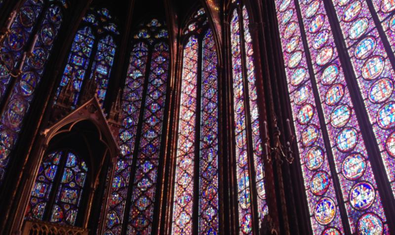 Détails architecturaux caractéristiques du style gothique de la cathédrale Notre-Dame de Paris, tels que les arcs-boutants et les rosaces